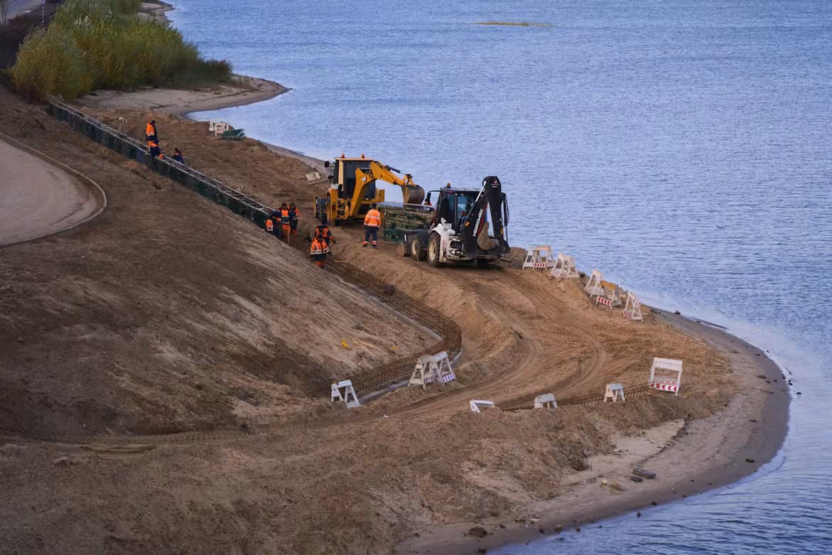 Dredging at Ormara Naval Base thumbnail 4